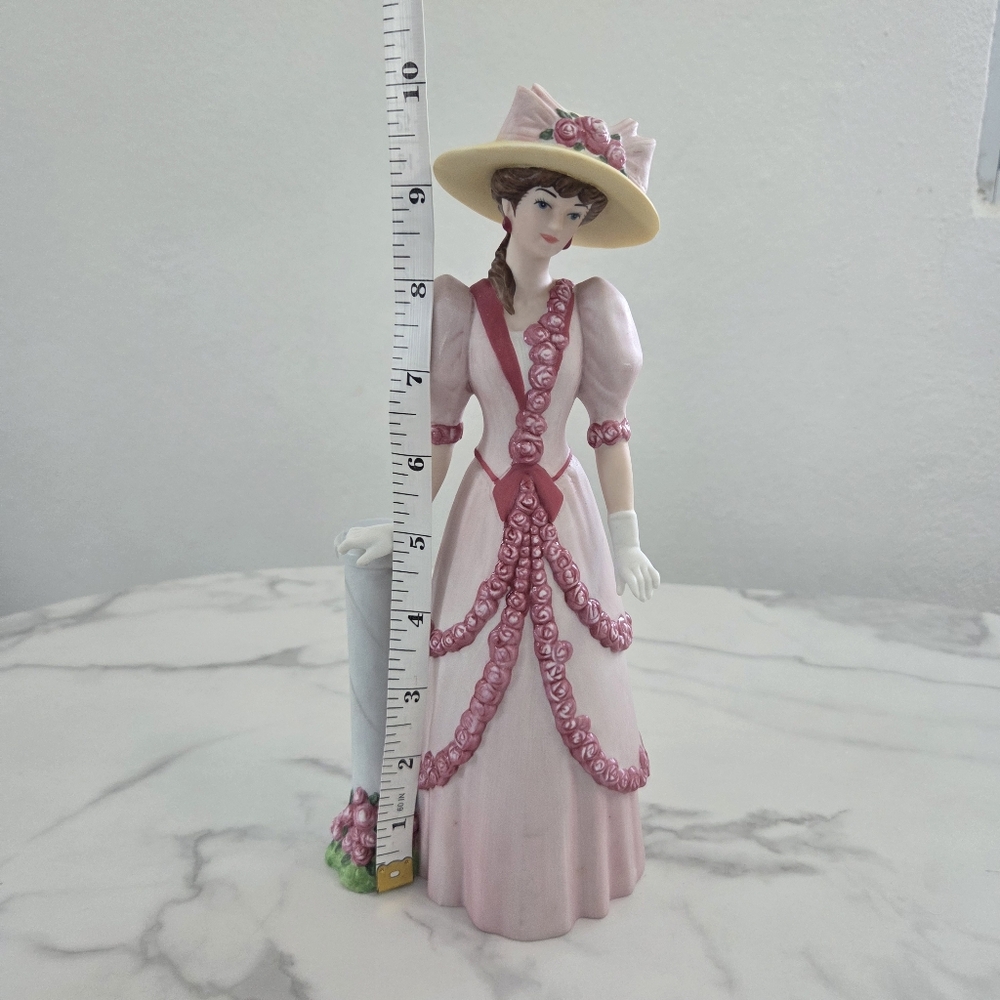 Avon Mrs. Albee 2015 Figurine Collectors Edition - Picture 11 of 16